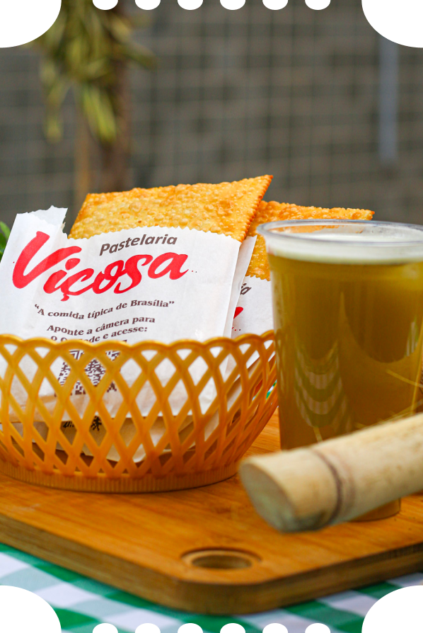 Pastéis da Viçosa na cestinha com caldo de cana