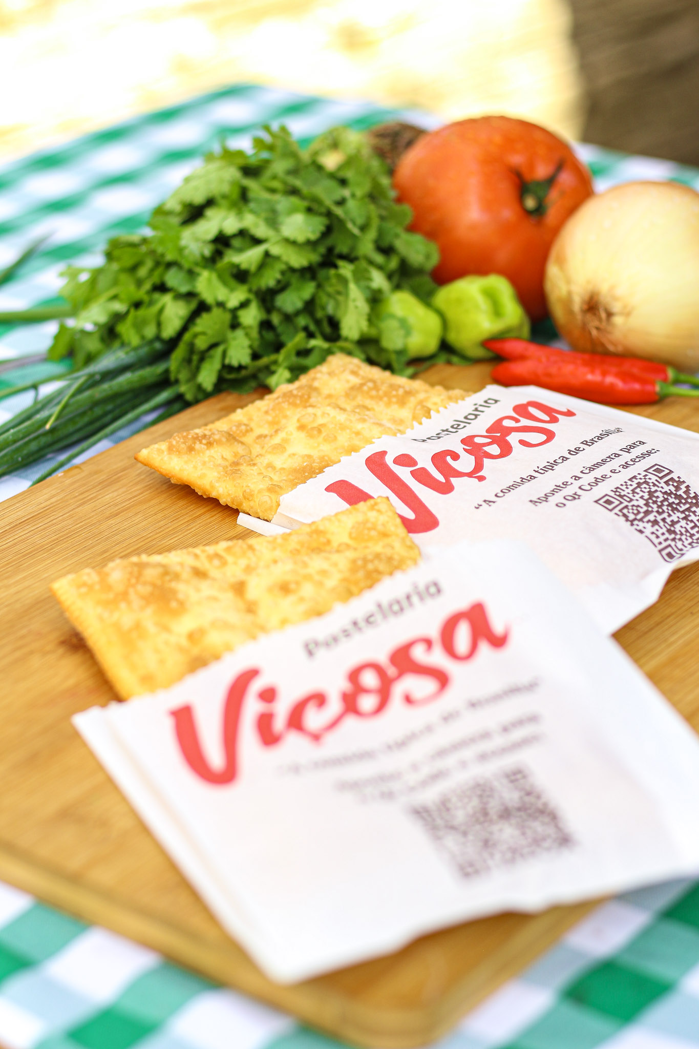 Pastéis da Viçosa nos saquinhos de papel com temperos ao fundo